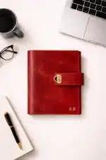 Kırmızı hakiki deri organizer ofis masa üzerinde kullanım görünümü