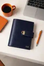 Lacivert el yapımı hakiki deri organizer ofis masa üzerinde kullanım görünümü