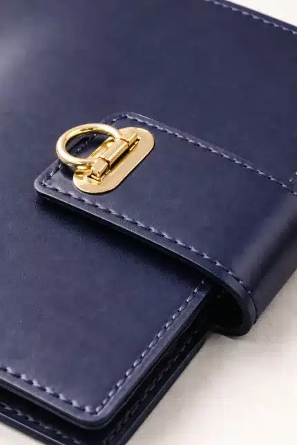 Lacivert el yapımı hakiki deri organizer yakın çekim dikiş ve metal kilit detayı