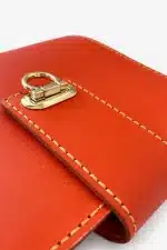Turuncu hakiki deri organizer detay görünümü el dikişi ve gold toka