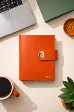 Turuncu hakiki deri organizer ofis masasında kişiselleştirilebilir premium tasarım