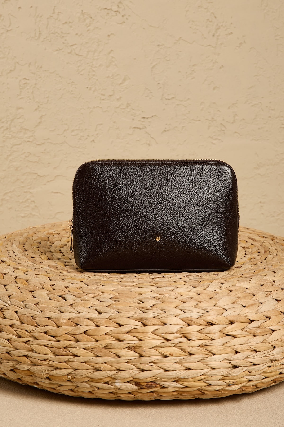 versory-kahverengi-deri-canta-on Epure Pouch Kahverengi Deri Makyaj Çantası Cüzdan Özellikli Minimal Tasarım - Görsel 1