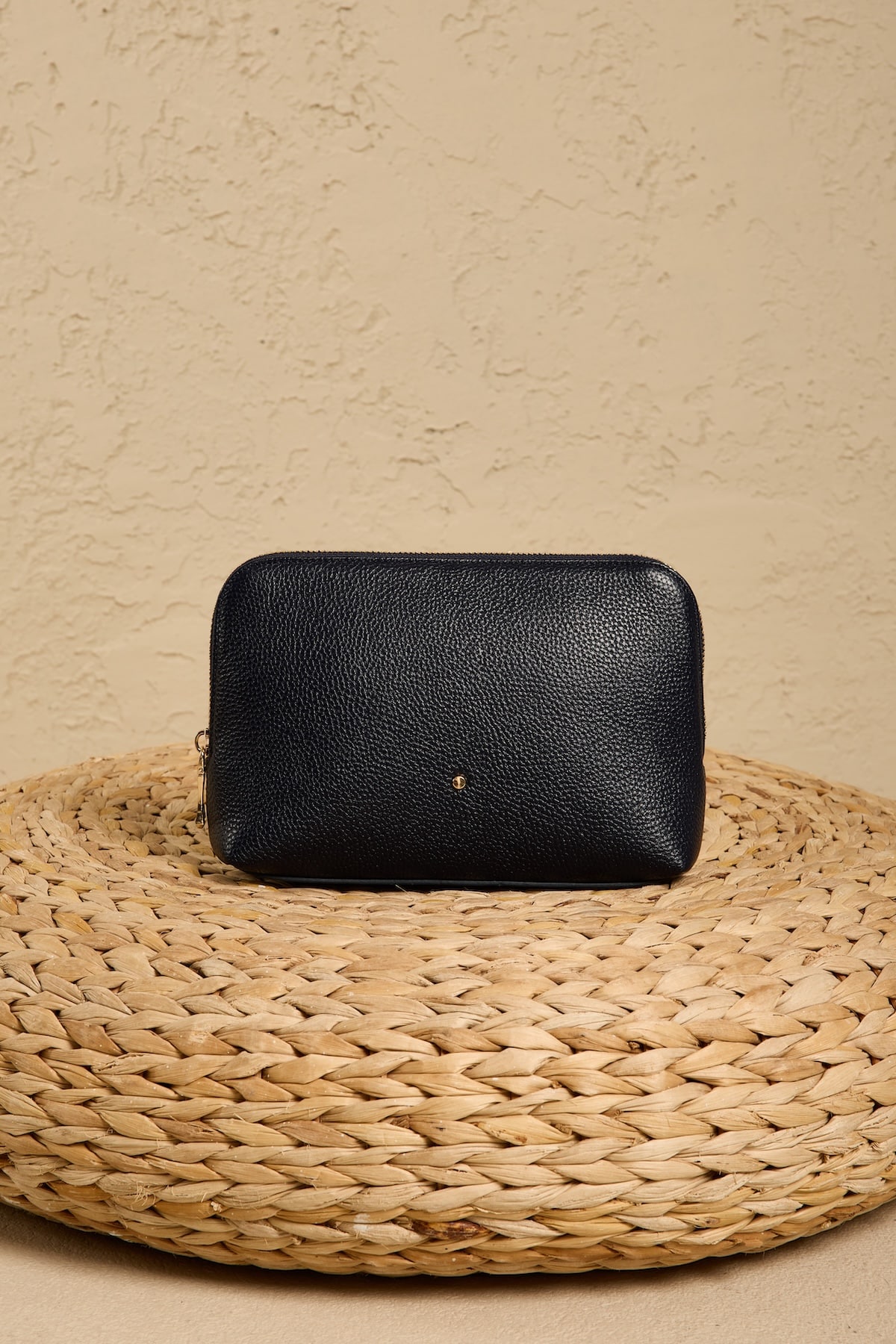 versory-siyah-deri-canta-on Epure Pouch Siyah Deri Makyaj Çantası Cüzdan Özellikli Minimal Tasarım - Görsel 1