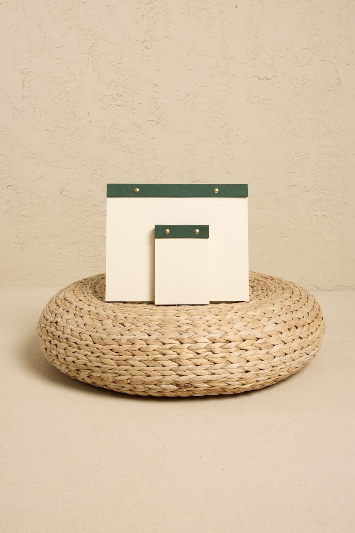 versory-yesil-ikili-notepad-seti Premium Koyu Yeşil Keten Kaplama Grande & Petite Notepad 2’li Set - Görsel 1